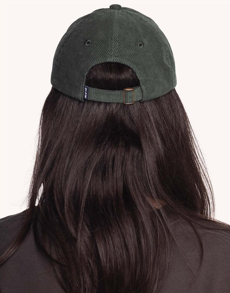 OLOW Cruising Six Panel Cap Lärchengrün – Rückansicht am Model